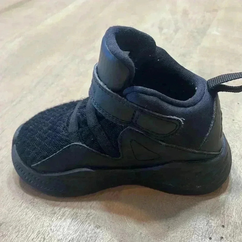 Air Jordan sneakers, size 6c, gently used. - Picture 3 of 6